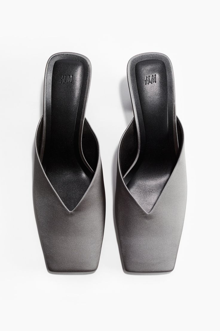 Satin-Mules mit skulpturalem Absatz H&M